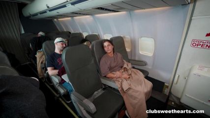 Телка мастурбирует в самолете втихаря ото всех